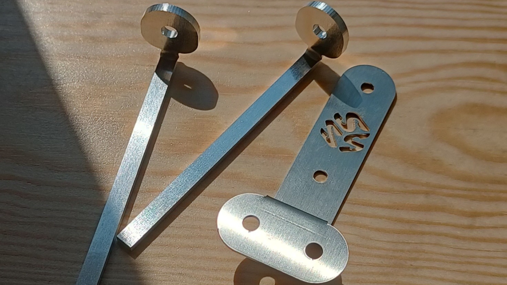 Ståldetaljer för en gitarrhållare.
